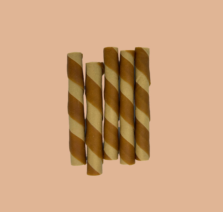 Gros plan sur des friandises roulées au poulet sans sucre et sans gluten, snack à mâcher pour chien