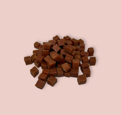 Gros plan sur les friandises de canard, snack sain pour chien